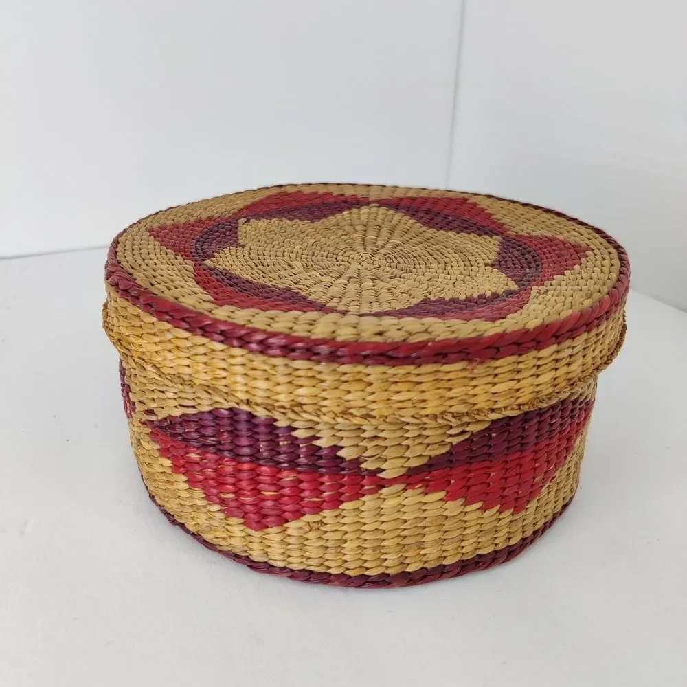 Woven natural Grass Basket w/ Lid red geometric design 3